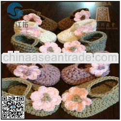 Graceful crochet babies shoes