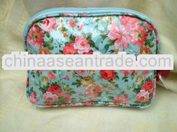 PRETTY BLUE FLORAL VINTAGE CHINTZ DESIGN OILCLOTH LARGE COSMETIC MAKE UP BAG NEW
