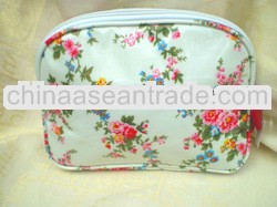 PRETTY PALE FLORAL VINTAGE CHINTZ DESIGN OILCLOTH LARGE COSMETIC MAKE UP BAG NEW