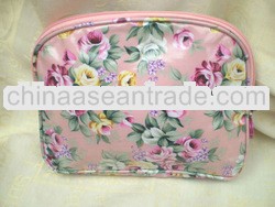 PRETTY PINK FLORAL VINTAGE CHINTZ DESIGN OILCLOTH LARGE COSMETIC MAKE UP BAG NEW