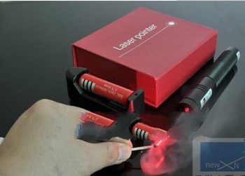 2013 laserRed/green 1000mw laser pointers 1000w laser pen burn black match+battery+charger+free shi