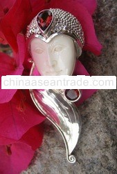 GODDESS PENDANT