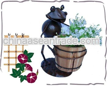 Decorative metal frog wooden flowerpot