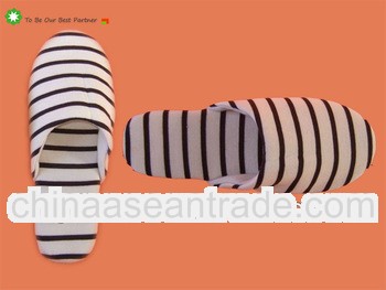 Fashionable and disposable plaid hotel slippers