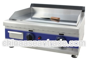 Gas griddle with half ribbed half flat grill plate