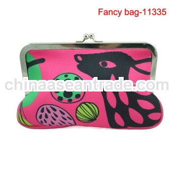 Printed neoprene coin purse with kisslock