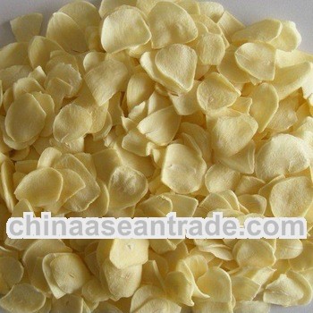 dehydrated yellowish garlic flakes