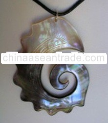 mother of pearl black shell carving necklace