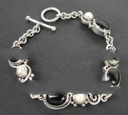BFMN0021 - Sterling Silver Bracelet with Onyx & Pearl Toggle Clasp