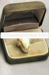 Jewelry, 18 Karat Ring Opal, 32 Diamonds