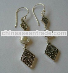 Bali Earring With Classic Bun Motif And White Pearl