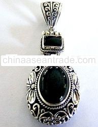 Pendant With Black Onik And Flower Carving Motif