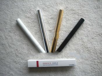 Carbamide peroxide tooth bleaching pen