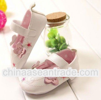 Very fashionable leather baby shoes